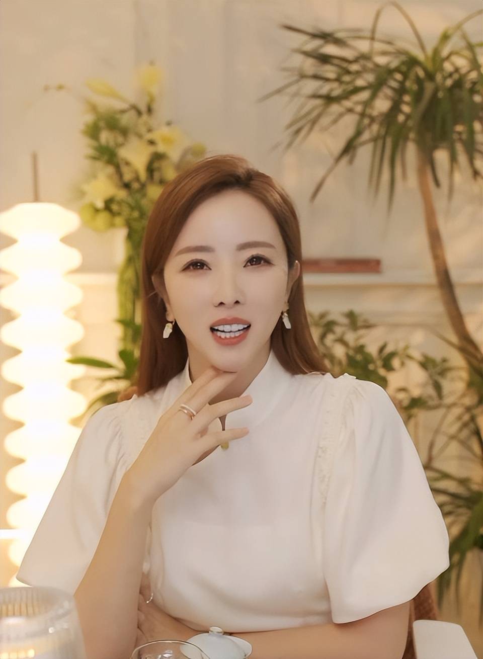 李思思:粉丝大派送,开直播在线演唱网红歌曲《若是月亮还没来》