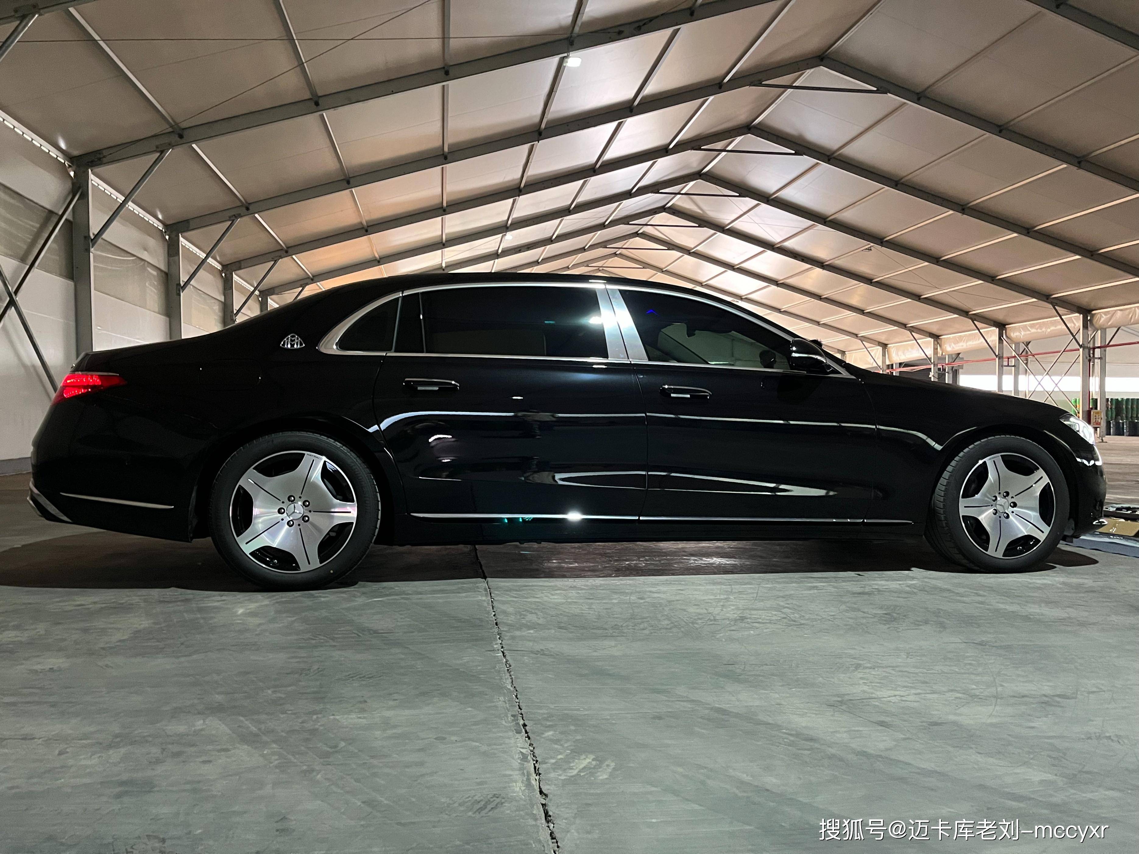 迈巴赫s480要想不低端:外改格栅轮毂,内加电动后门,核桃木饰板