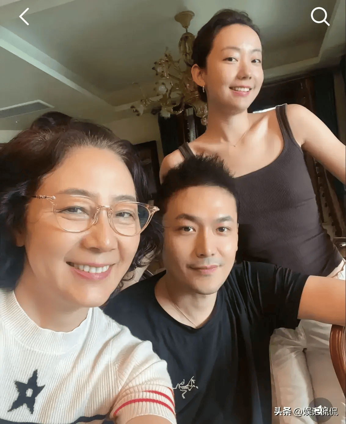 范明继子罕晒全家福!穿万元短袖太豪横,范明女儿出镜颜值不如妈