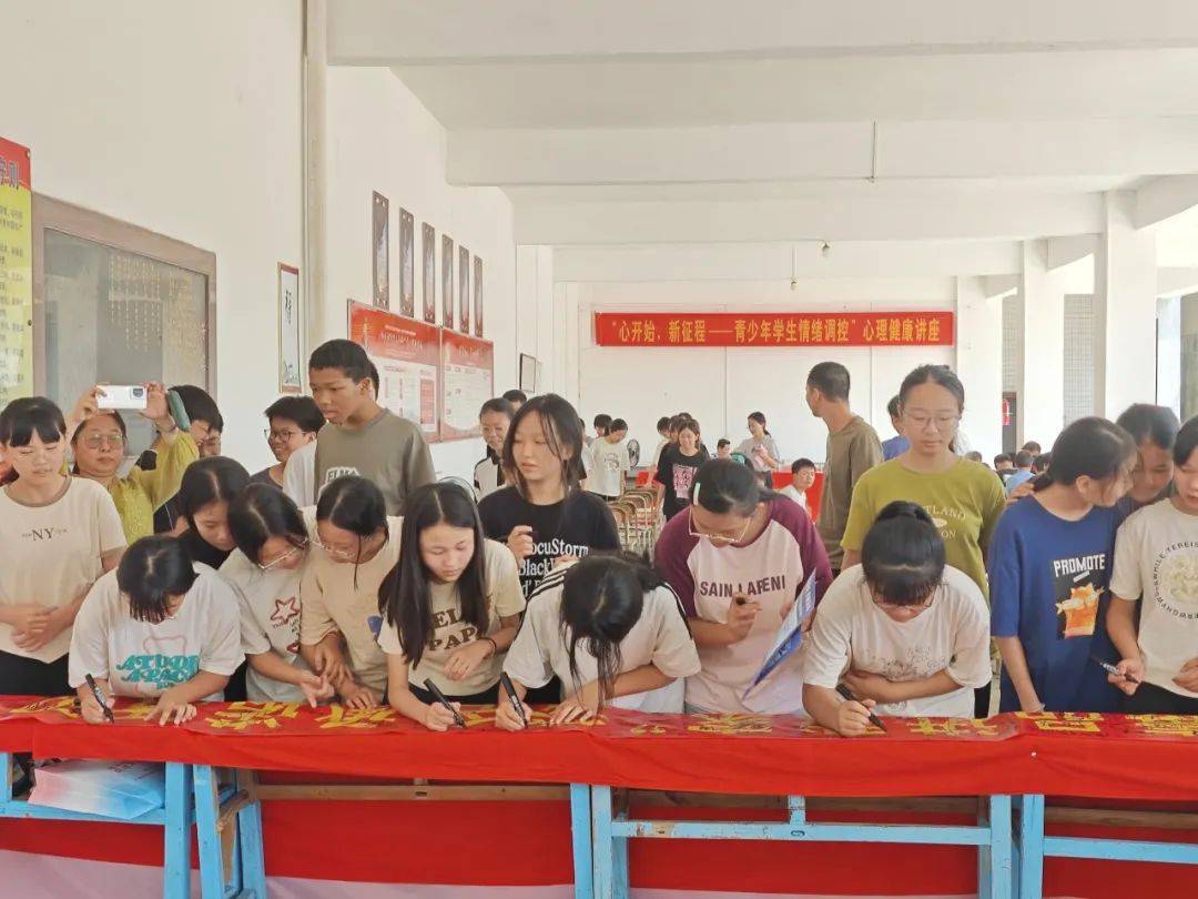 02南径镇青洋小学6月19日,普宁市禁毒办联合普宁市公安局等单位到南径