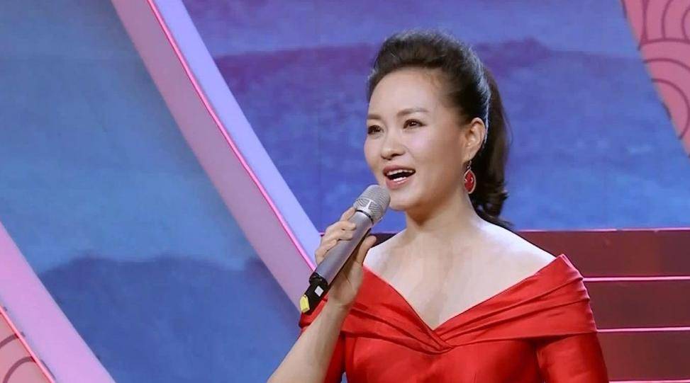 她是首位博士级歌唱家,曾12次荣登春晚,其丈夫身份更让人震惊_雷佳