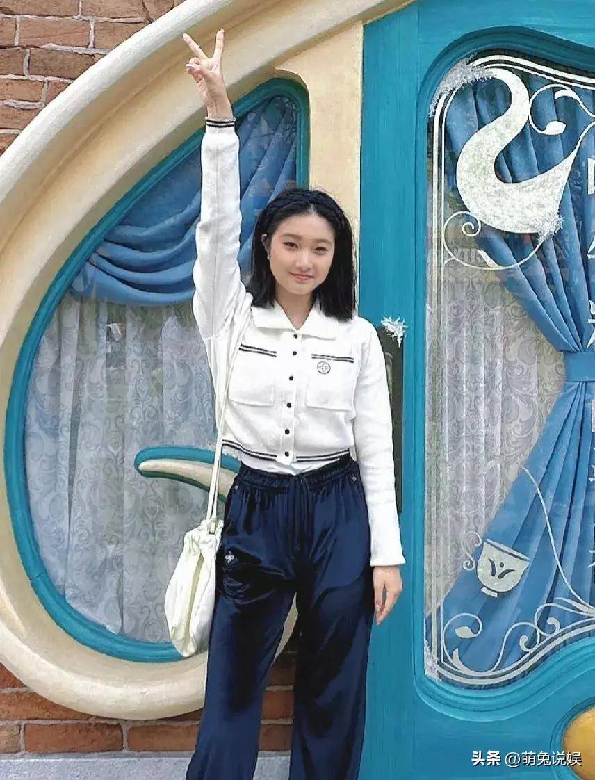 马伊琍15岁大女儿近照:身材高挑,大长腿抢镜,颜值不输妈妈