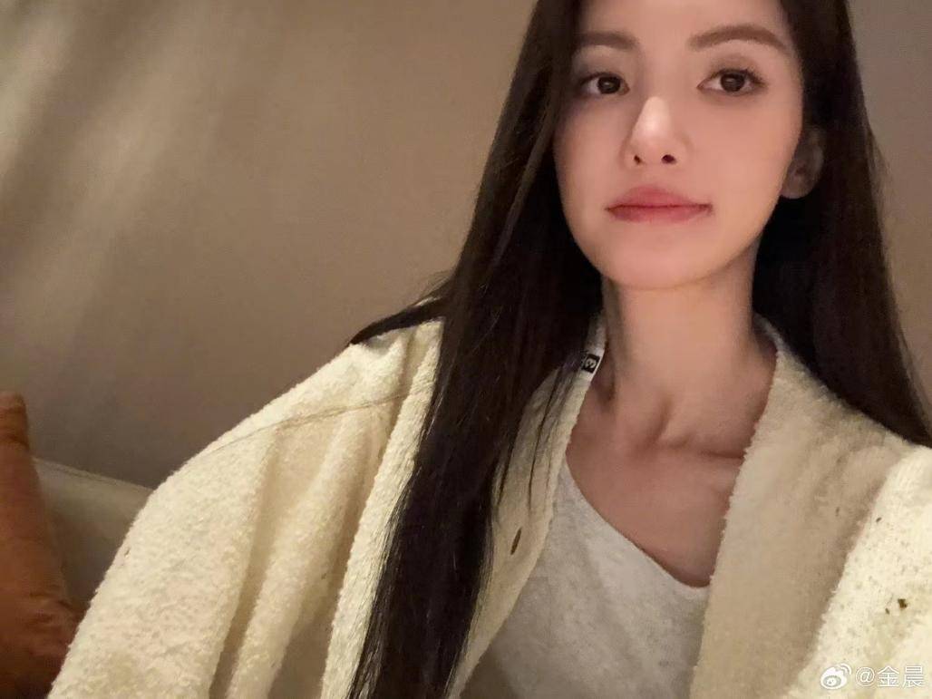 金晨近照嘴是"歪"的,差点没认出来,颜值像绯闻男友一样在变化