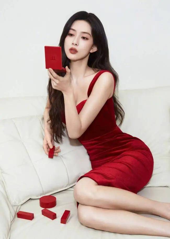 孟子义腿部"滑溜"?她肤白貌美魔鬼身材太性感撩人