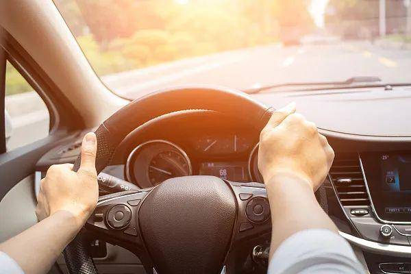 长沙女童开车上路,家长炫耀,驾照吊销!