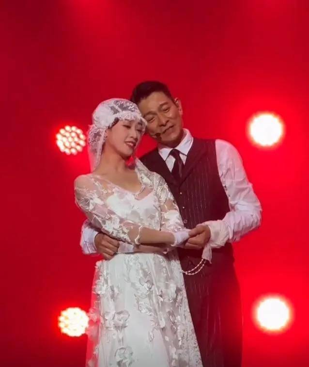 刘德华女舞伴火了!身份被网友扒出,本人:很幸福,不是演的