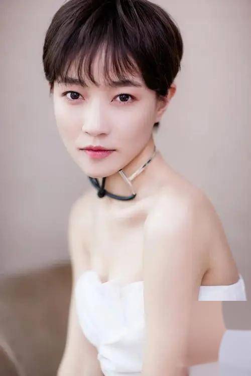 焦俊艳的美貌惊艳全场,让人忍不住多看几眼!