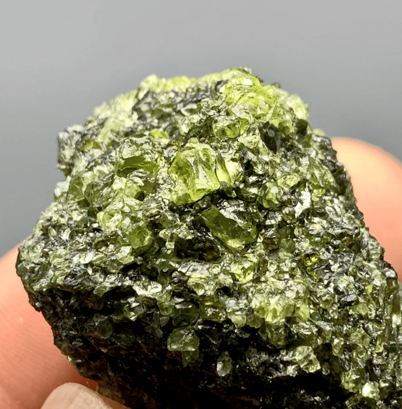 男子在河南10年,捡了600多块蛟河橄榄石,专家:建议上交