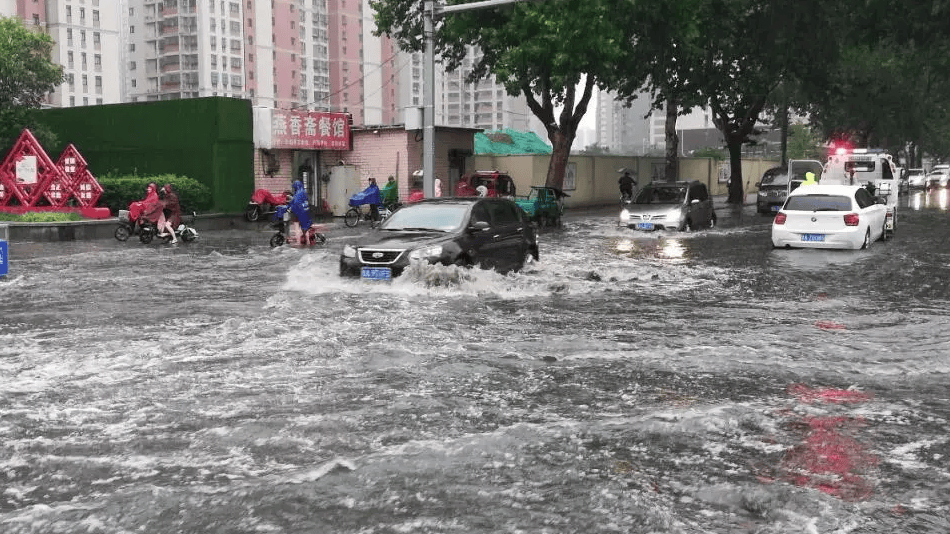 山东多地雨势汹汹,市民开车踏浪而行"_积水_暴雨_严重