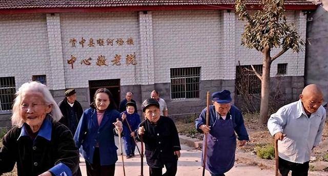 四川省"矮人村",三四岁停止发育人均80cm,原因令人心疼不已!