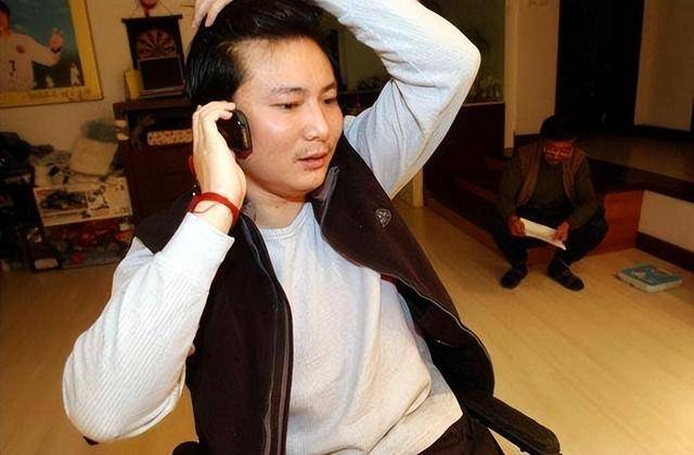 "面对张玉宁的感情牌,曲乐恒根本不买账:"当时你说手机没信号,没办法
