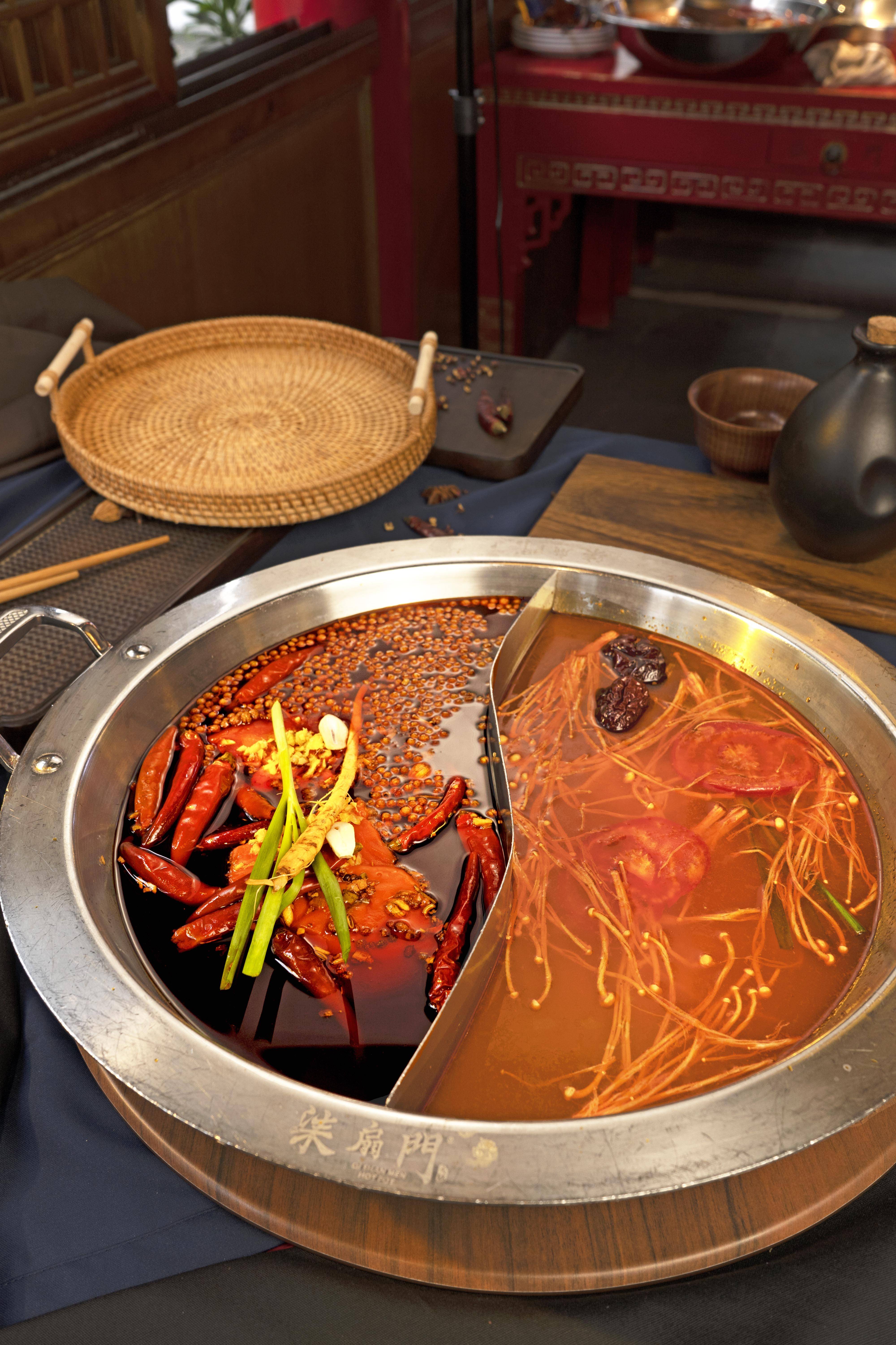 它家的锅底口味丰富,从经典的麻辣锅底,到鲜香的菌汤锅底,再到酸甜