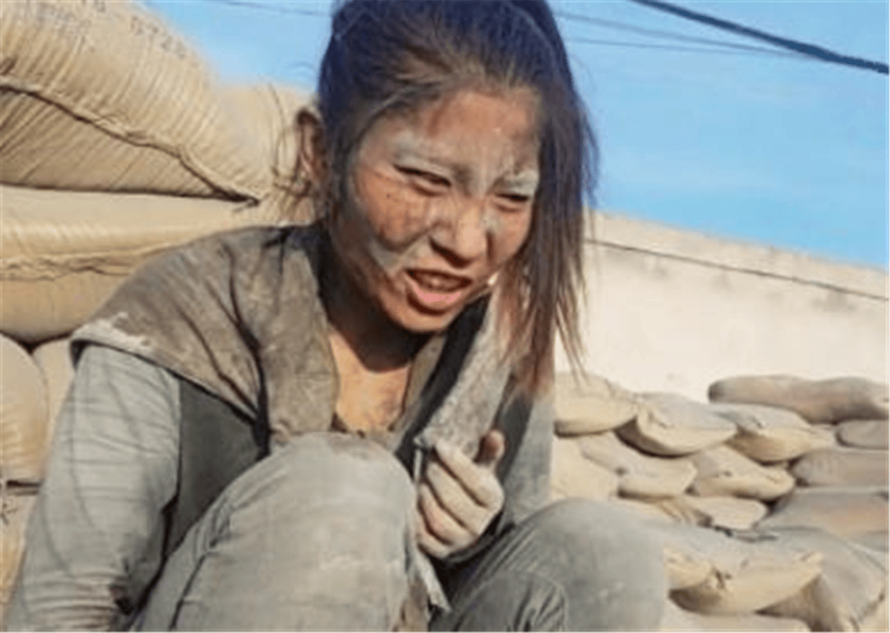 回顾张芳芳的毁灭史:从"水泥妹"到"万人唾弃",老公和她离婚