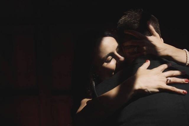 奇葩!广东一对男女咖啡店内激吻画面不堪入目,被店家拉黑给差评