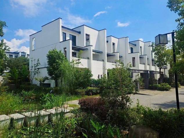 天润尚院周边商业繁华,好又多,世纪联华,华润万家超市等大型购物中心