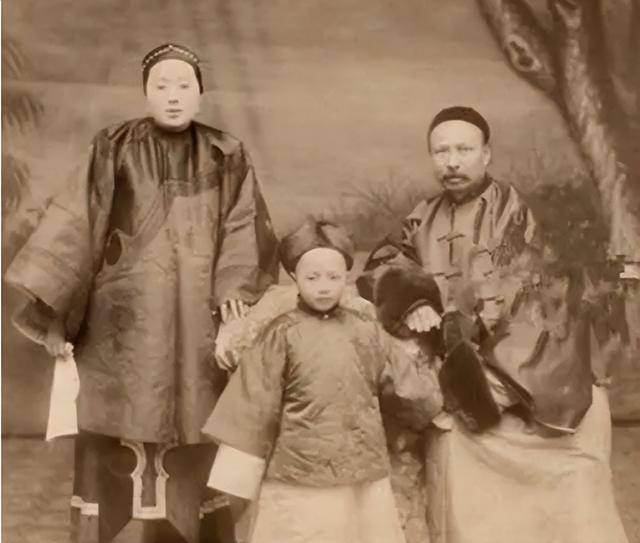 该不该给子孙留钱?李鸿章混血孙子的败家一生证明:留财不如留德