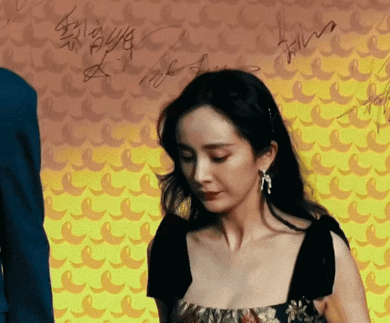 杨幂晚会抖大胸,娱乐圈女星背后的泪水与汗水,比你想的更震撼!