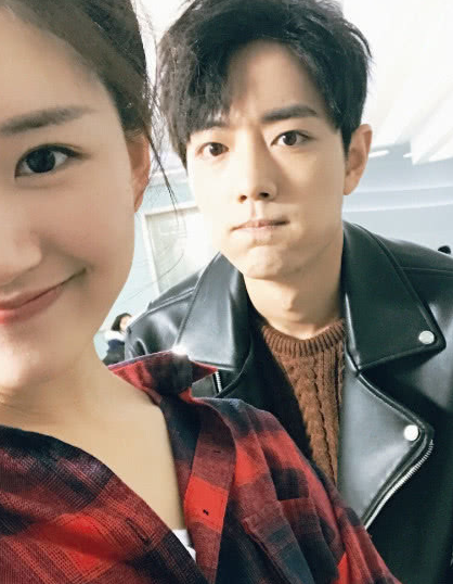 肖战和谁合照都是一脸微笑,唯独遇到图4,网友:嘟嘴是真爱!