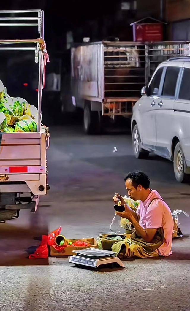 河南驻马店没有双腿的西瓜摊老板用最公平的称卖最甜的西瓜