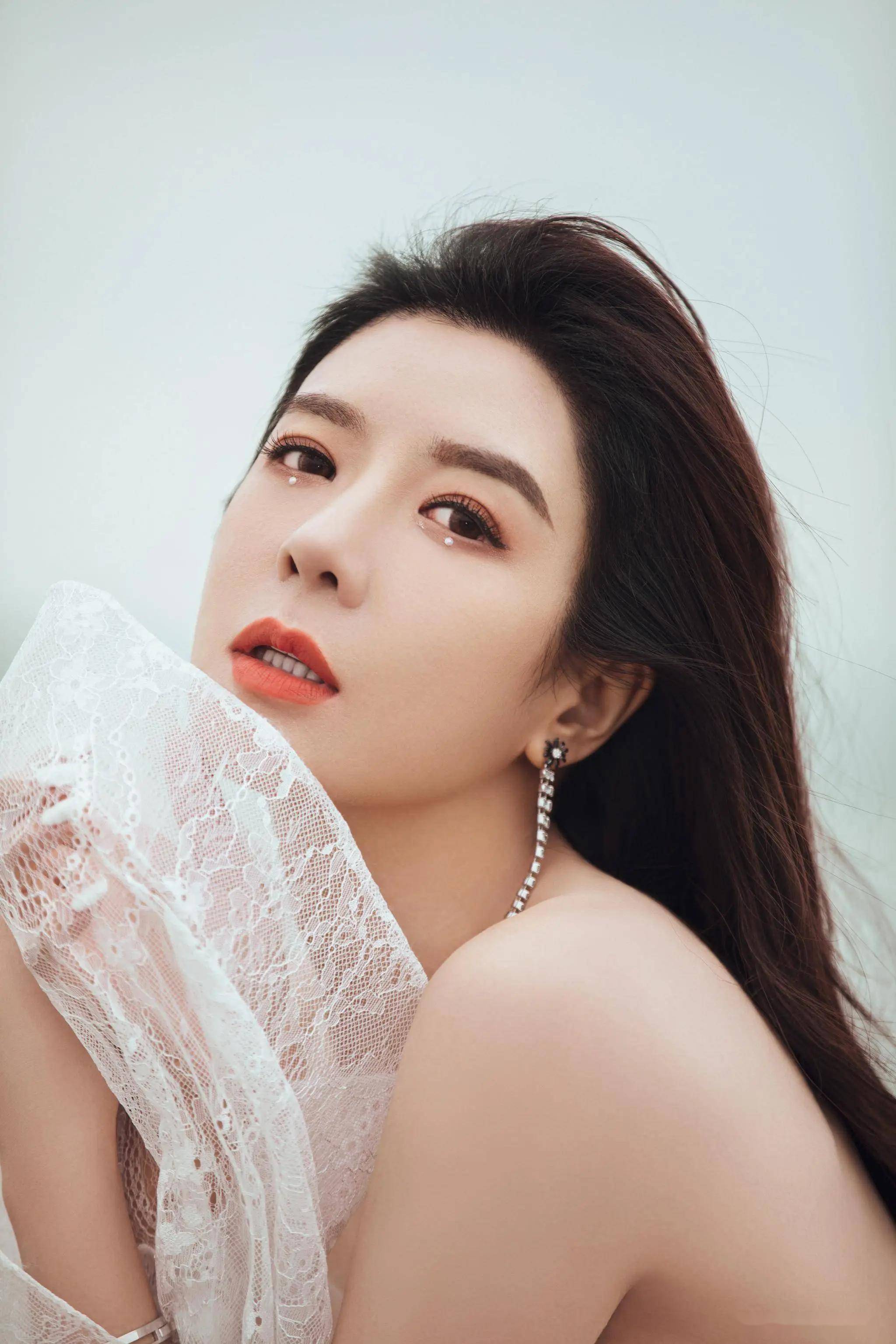 女神周韦彤的美貌与身材堪称完美,这谁能顶得住!快来欣赏她的写真吧!