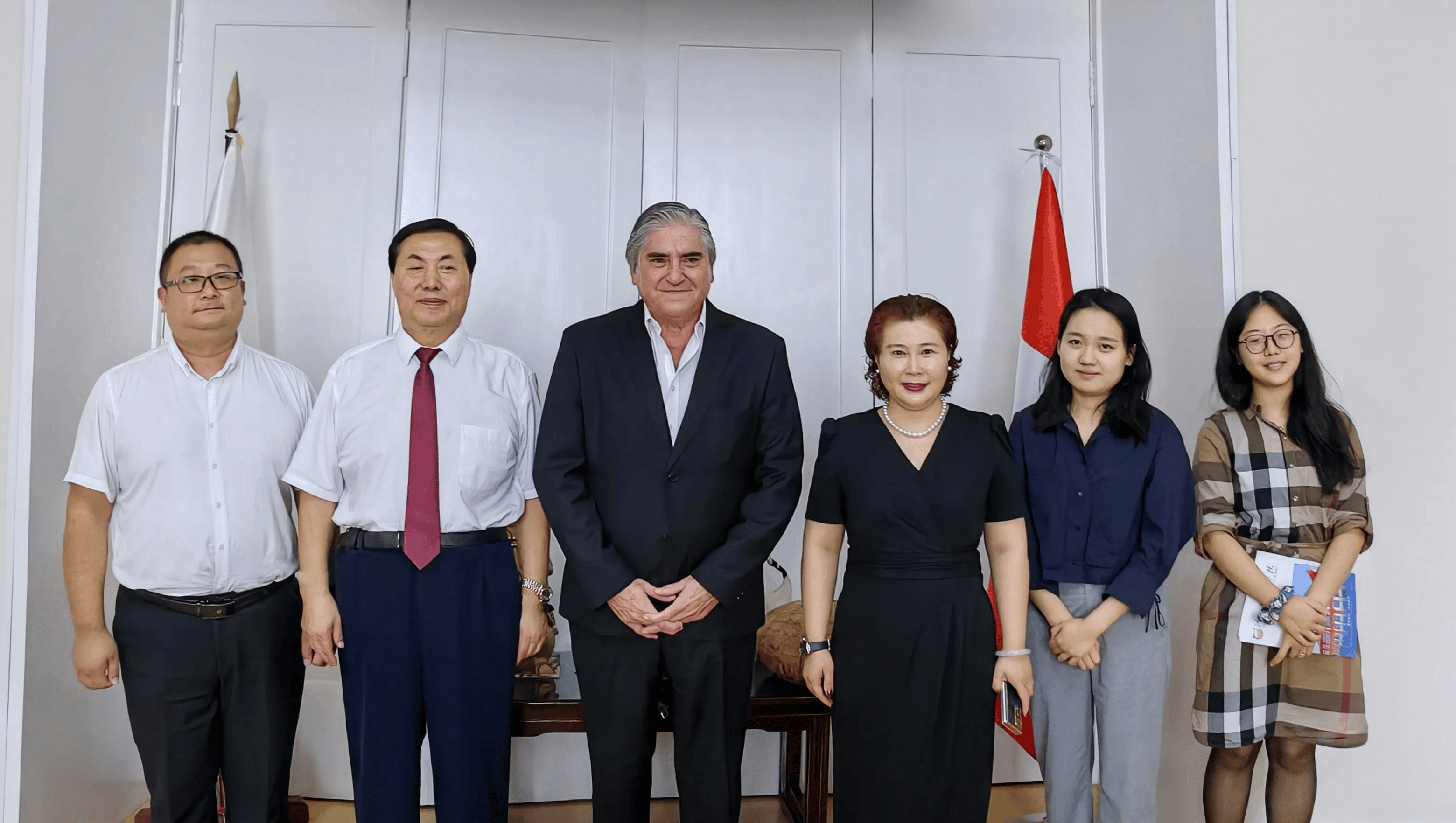 秘鲁新任驻华特命全权大使巴拉雷索亲切会见河北外国语学院校长孙建忠