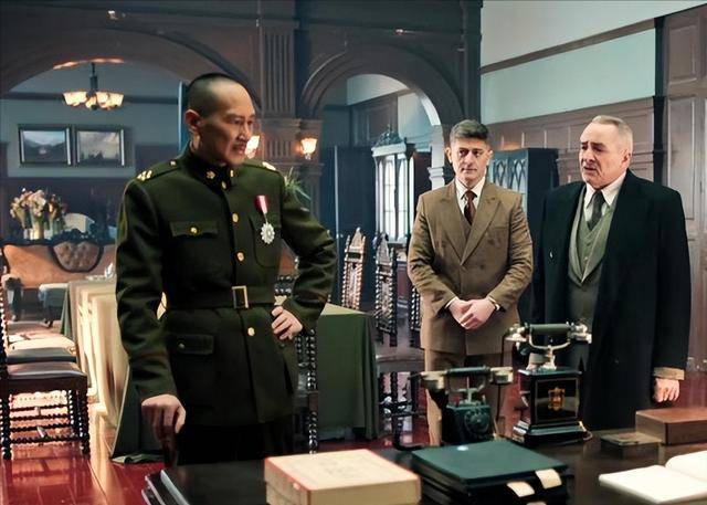 国军被追着打,美国少将骂蒋介石蠢,老蒋:和史迪威一样滚回美国_大维