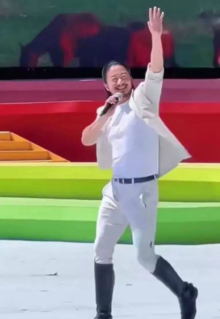 惊呆了!吴京最新亮相,留长发,一脸络腮胡,穿白色西服都没去油成功