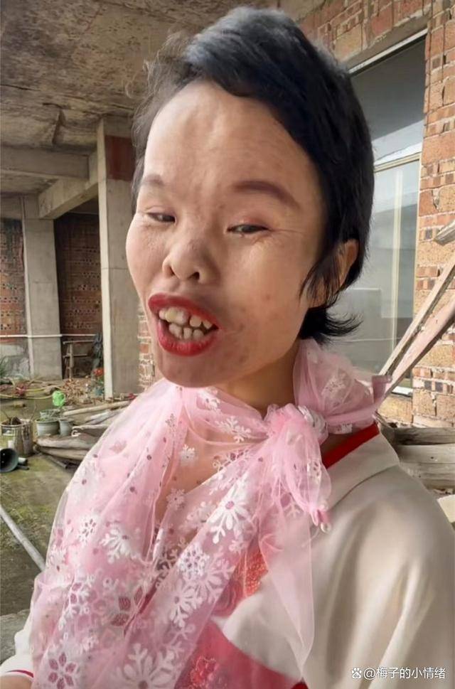 江西女子长相清奇,因造型夸张"一丑成名",家人:以前都嫌弃她