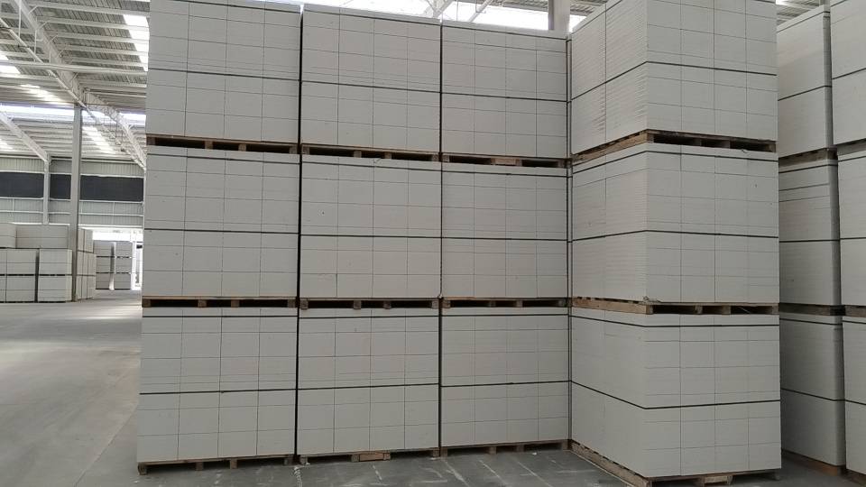 这种新型建筑材料不仅能够有效减轻建筑自重,提高建筑抗震性能,还能大