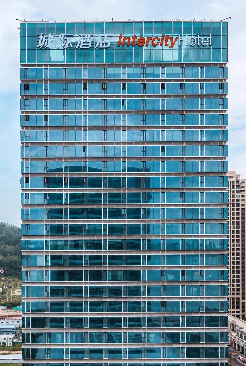 酒店位于南滨路潮宏基广场,邻近潮汕历史文化博览中心,潮宏基臻宝博物