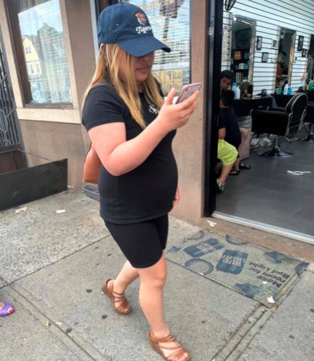 知名网红"凤姐"工作照流出,人已发福显憔悴,美甲店上班年薪百万