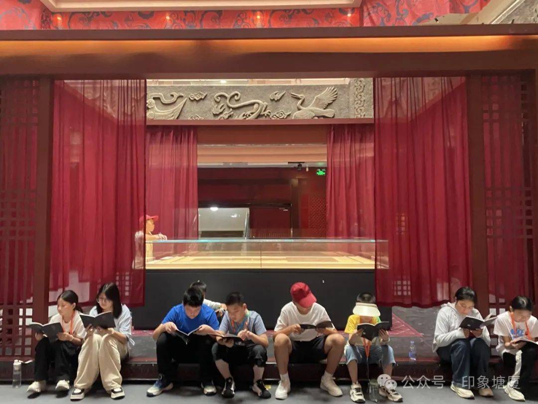 "小候鸟"在东莞市博物馆里认真倾听学习(图片左二杨越).