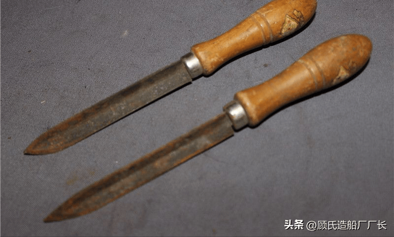 三棱刮刀面对寒光闪闪的三棱刮刀,陈兰芝吓得不敢动弹了,任由自己被