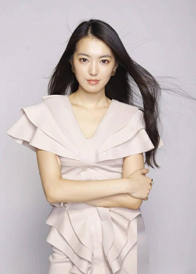 40岁申珉熙清新写真曝光,美貌与才华并存,女神范儿十足!