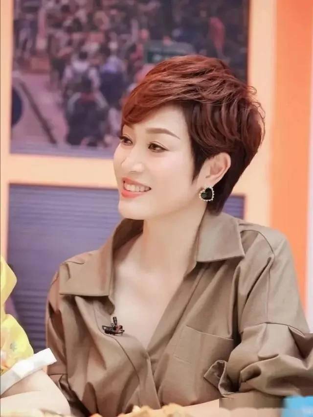 36岁陈法蓉写真展现迷人风采,美貌与智慧并存,让人心动不已!