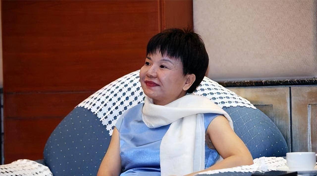 回顾何巧女:浙江女首富身价300亿,赴美豪捐96亿,却国内欠200亿