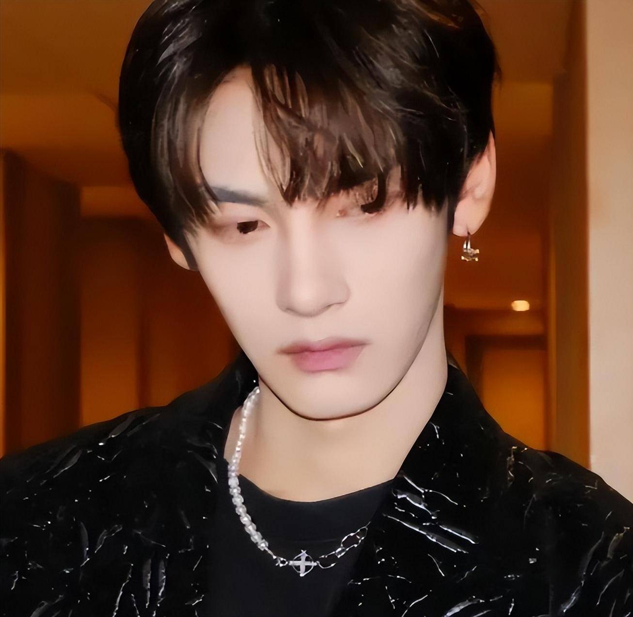 相当炸裂!胡文煊被曝与未成年发生关系,私密怼脸照被公开