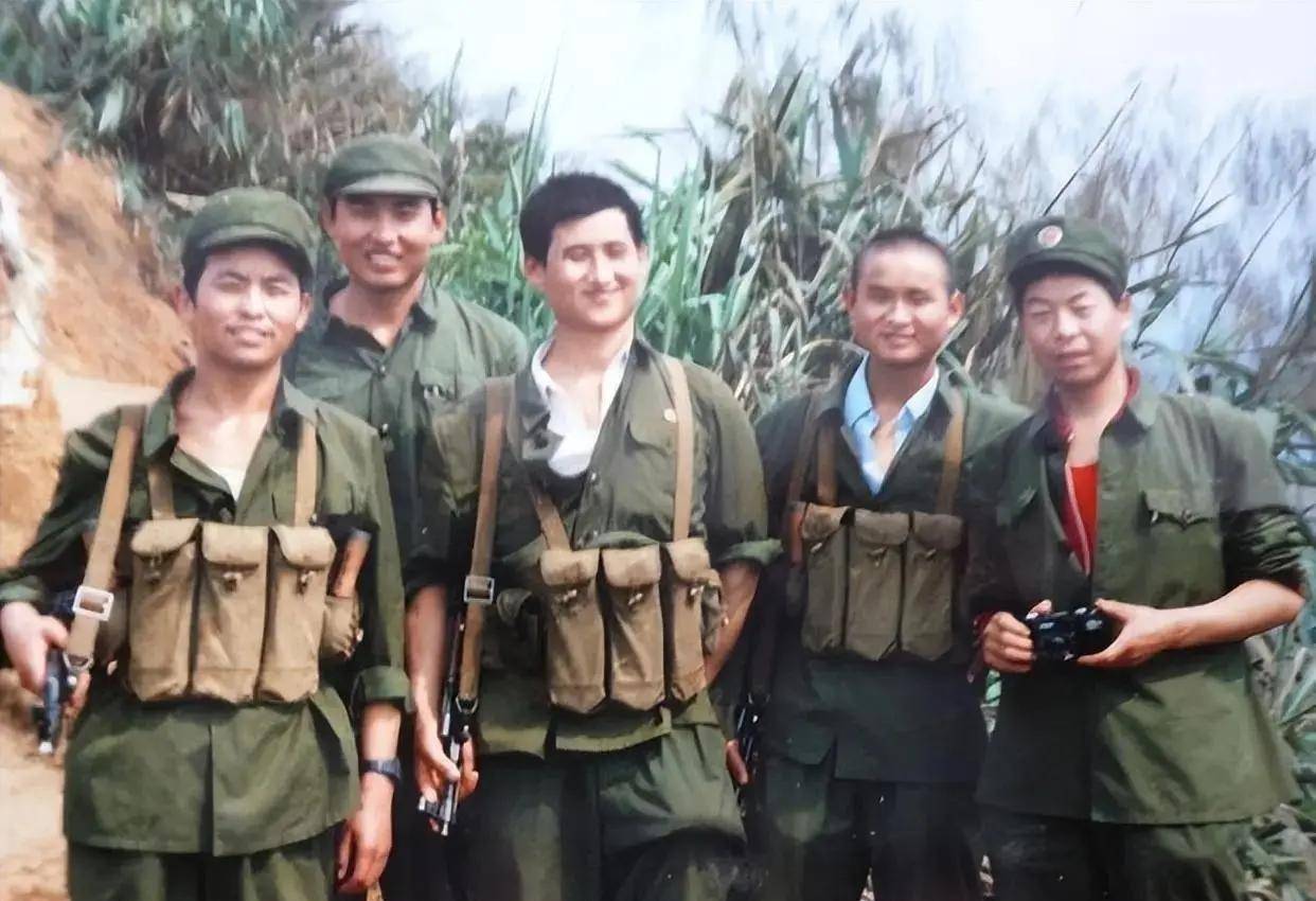 80年代,秦基伟将军之子在前线的留影,儿子继承了老子的战场气质