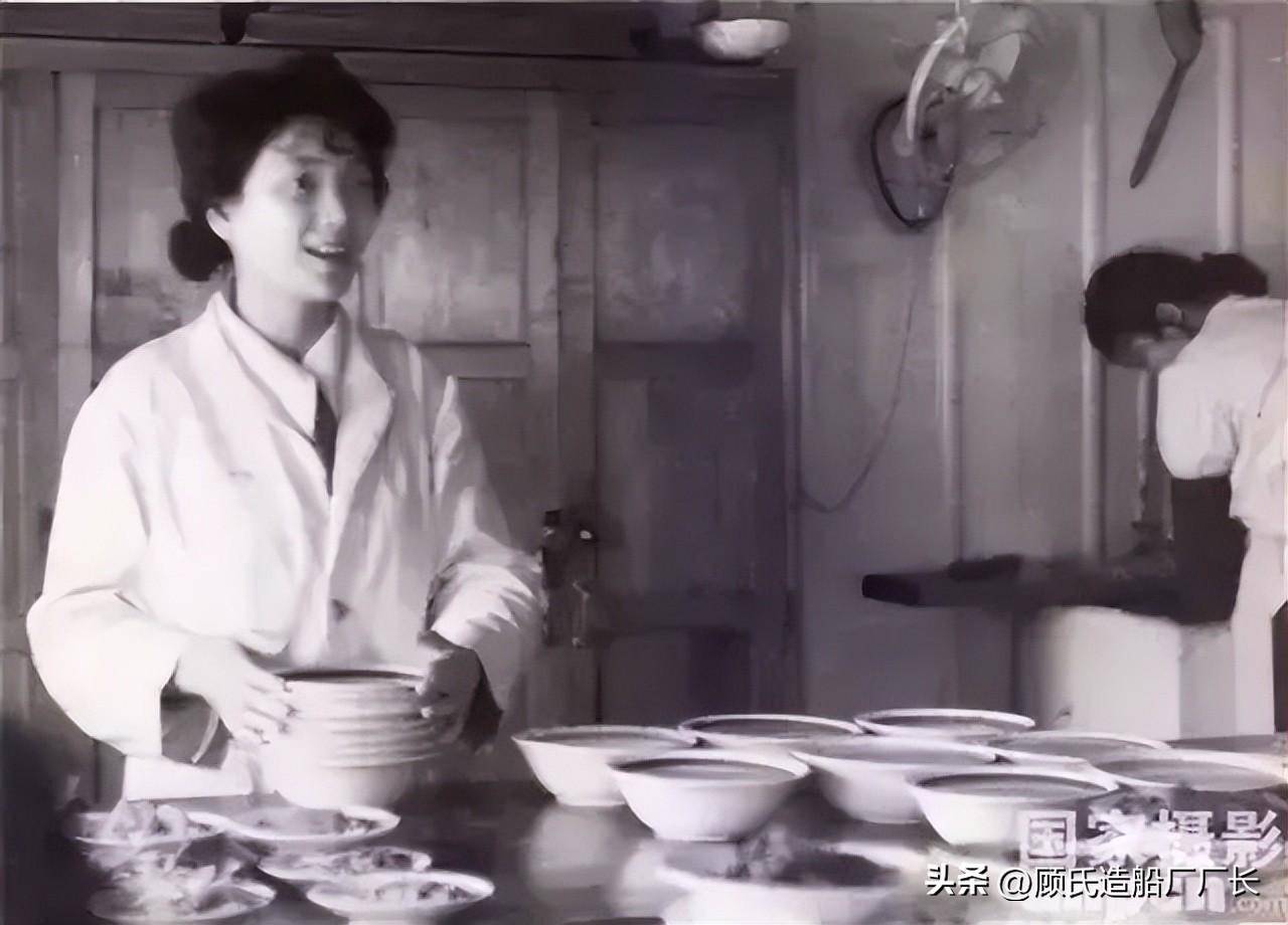 70年代川江客轮上的女服务员这期间,涌现了不少互帮互助的感人事迹:女