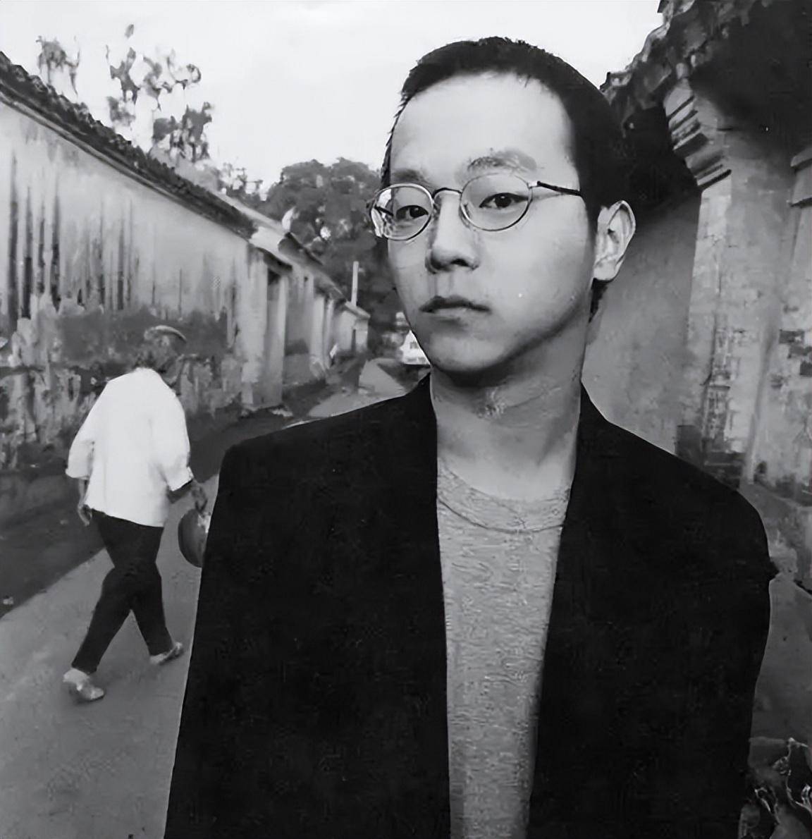 ""你觉得当年窦唯退出乐团,是不是因为他和栾树,王菲的情感问题?