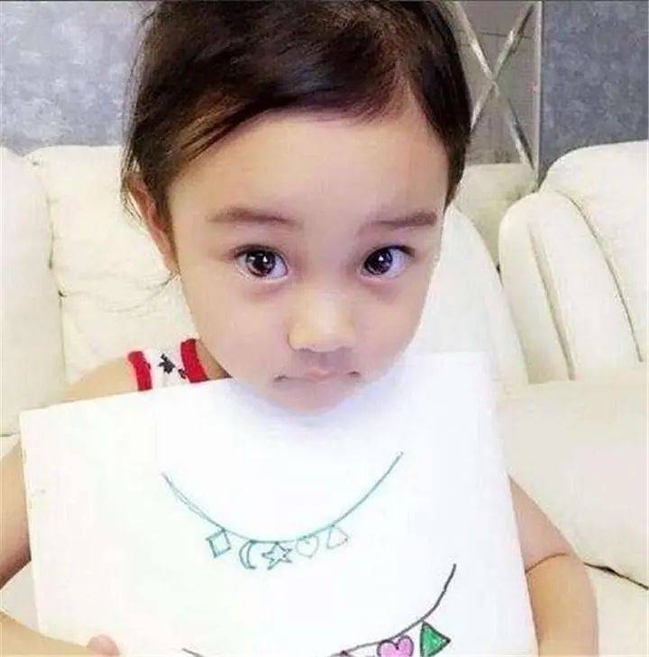 杨幂女儿近照曝光,看到孩子"真颜",网友:专挑父母的优点长