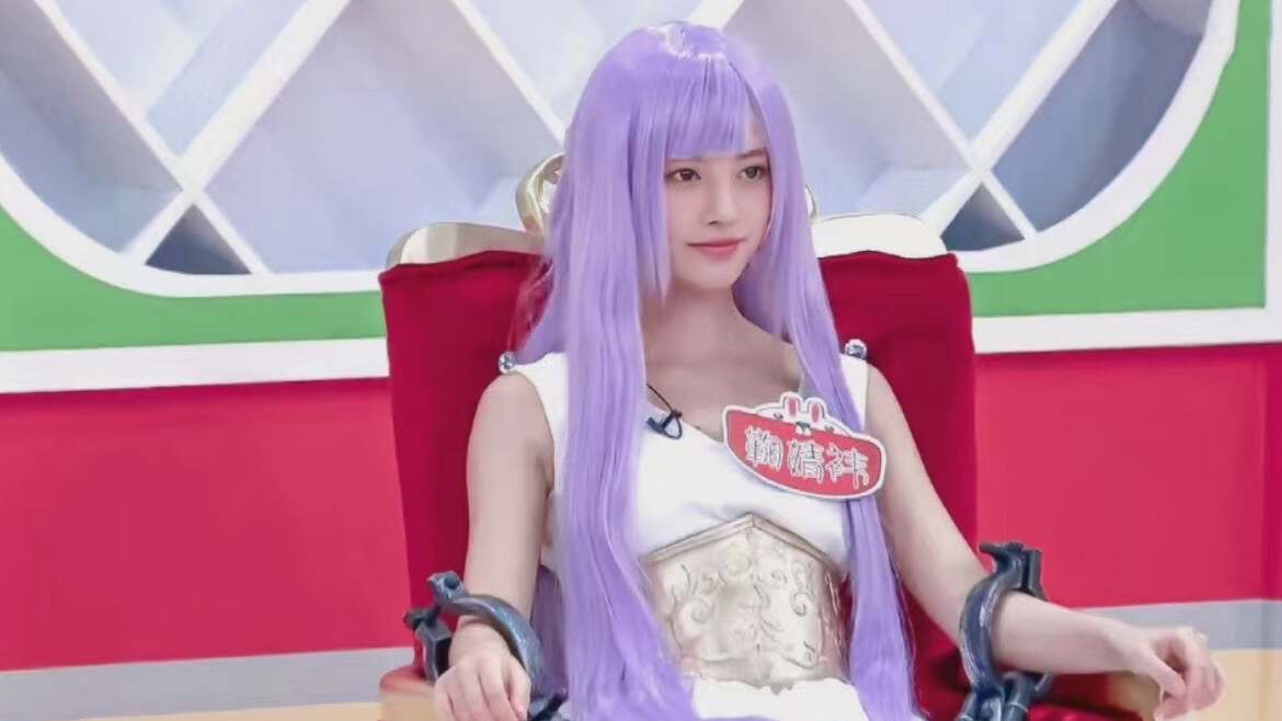 鞠婧祎cos雅典娜,假发刘海不自然,但笑容很甜,还原度不如贾玲