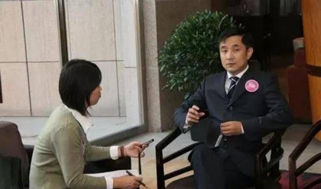 负债800亿!王永红带一女明星和61亿逃往国外,亲爹过世也不回来