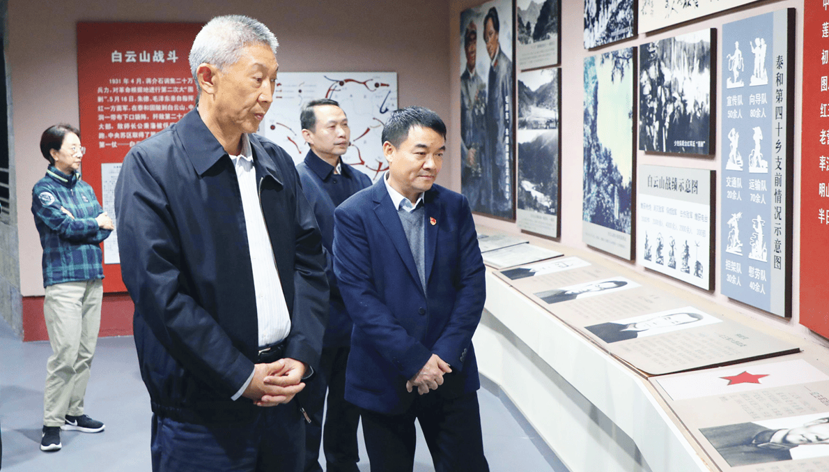 他曾任空军副司令员,父亲和岳父都是上将,姐姐是武警首位女将军
