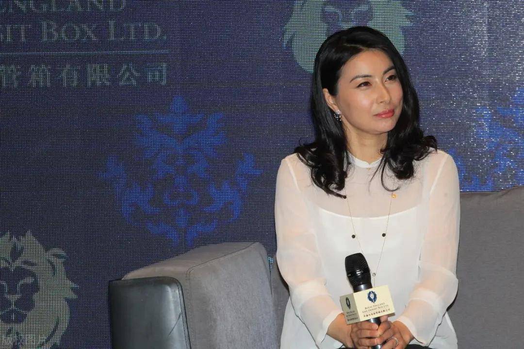 郭晶晶终于认真打扮,穿蕾丝改良旗袍优雅秀气,"阔太范"十足_豪门_低调