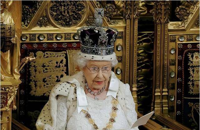 伊丽莎白二世:未按祖训取名的公主,如何成为英国的调和剂?
