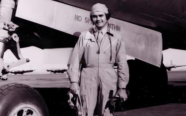 作为一名出色的且具有实战经验的飞行员,保罗意识到了这次训练的特殊