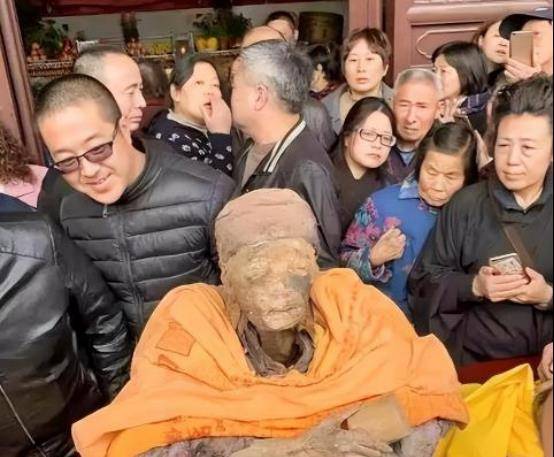 高僧于缸中坐化3年,若肉身不腐,将被漆上黄金,受众人顶礼膜拜