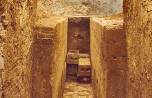 考古队员"孤身刺探阴森古墓",墓主棺椁为何诡异摆放"客厅"?