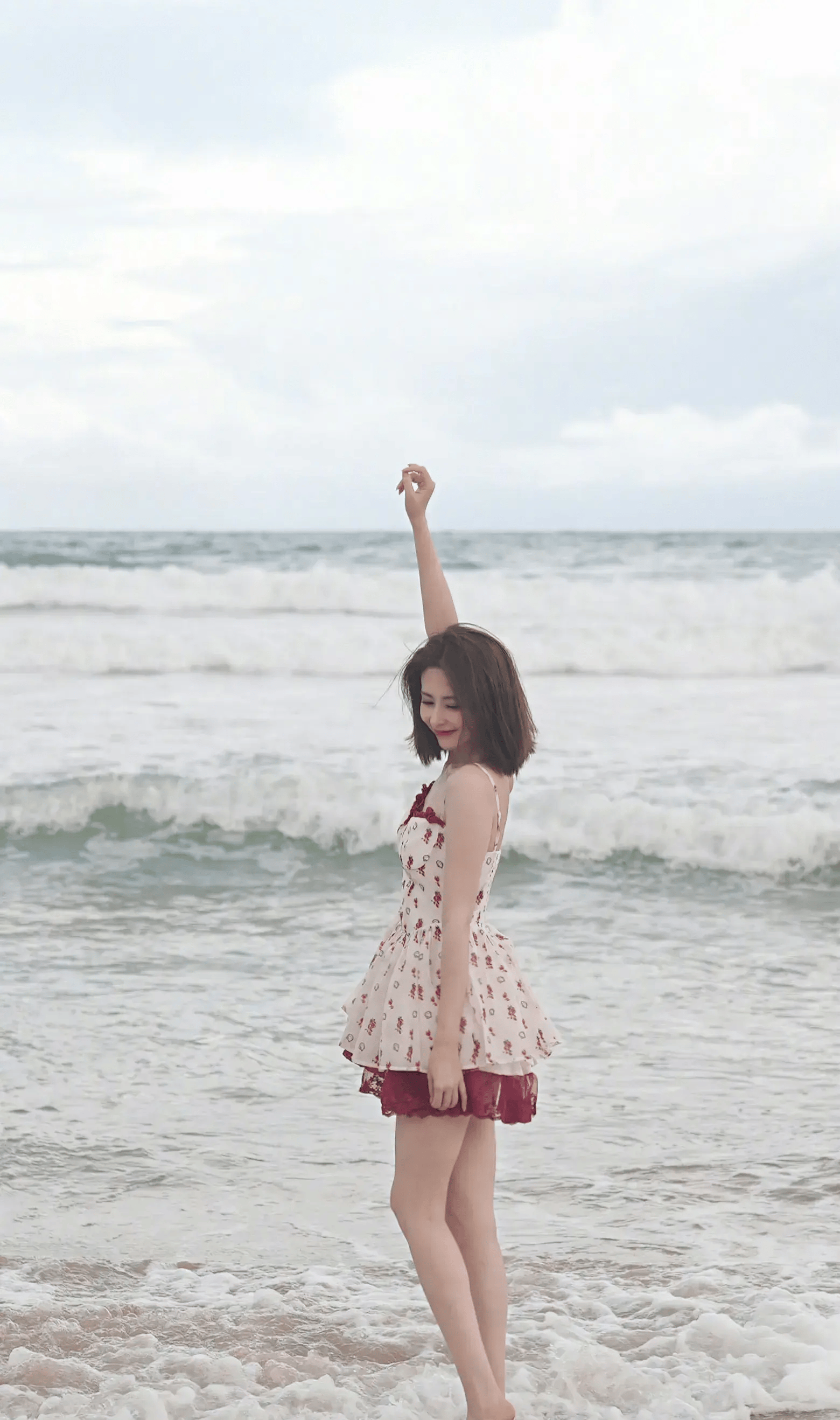 颖儿夏日海边大片身材似少女